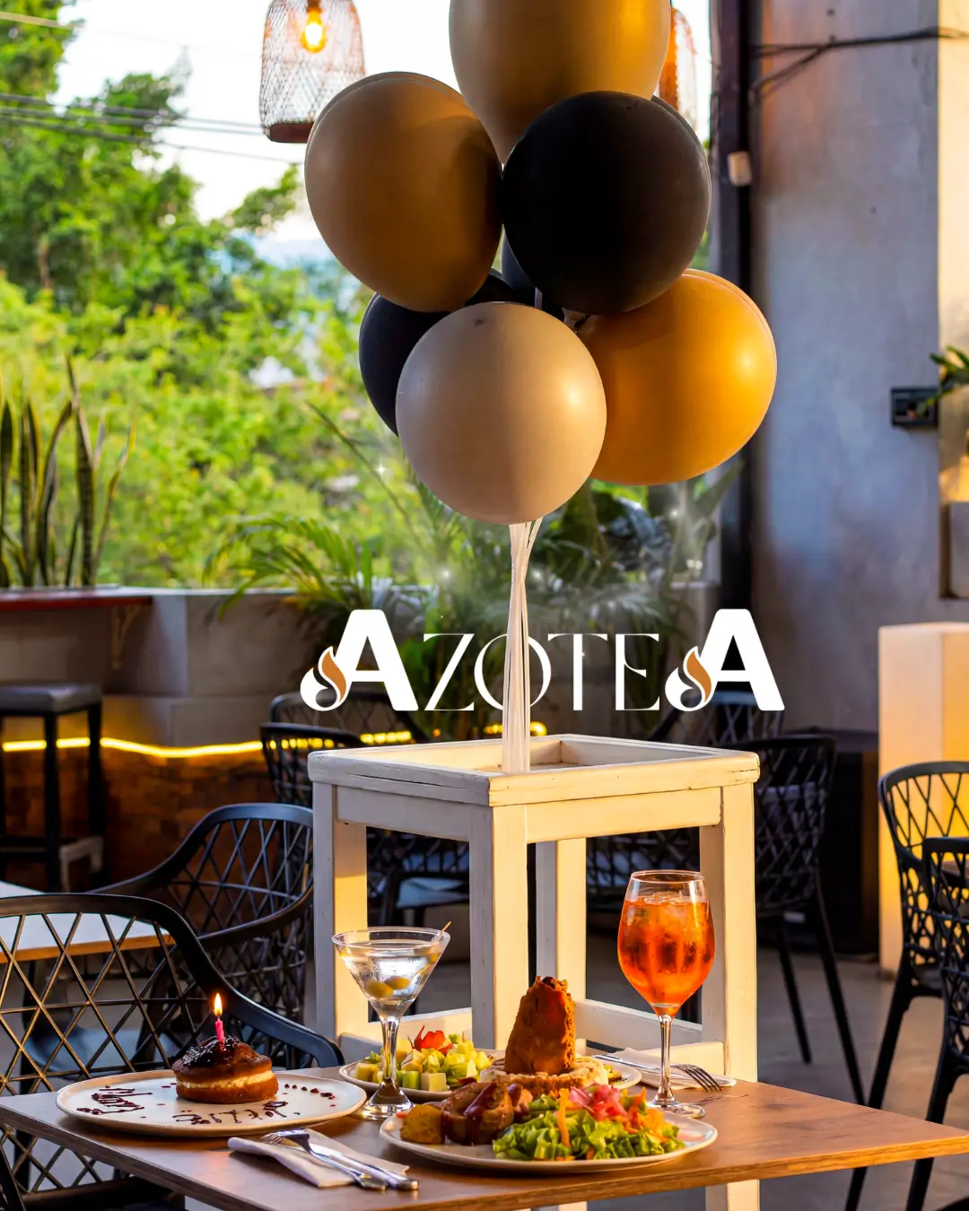 Mesa de cumpleaños con globos en Azotea Rooftop
