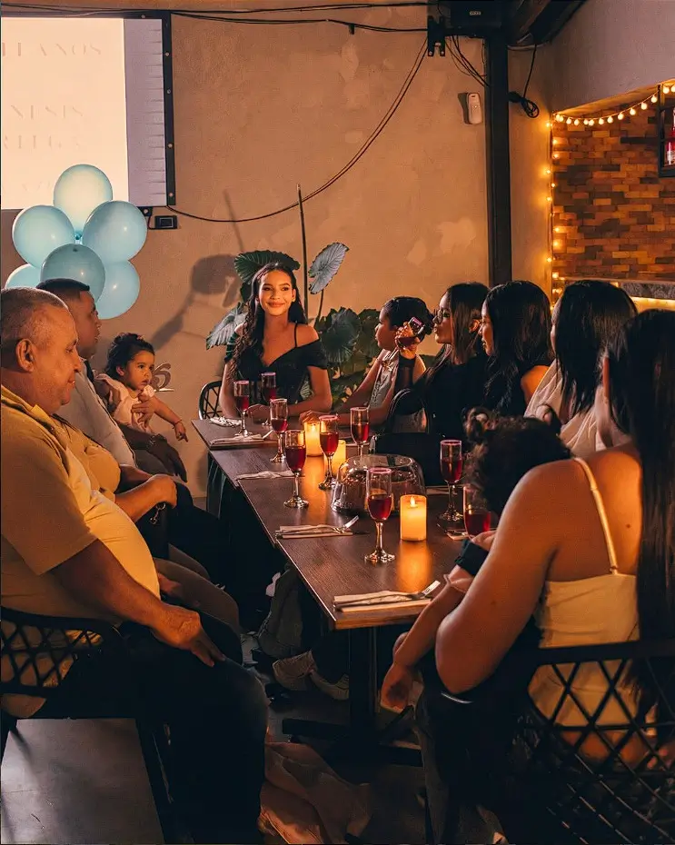 Mesa de cumpleaños lista en Azotea Rooftop — globos y postre con vela